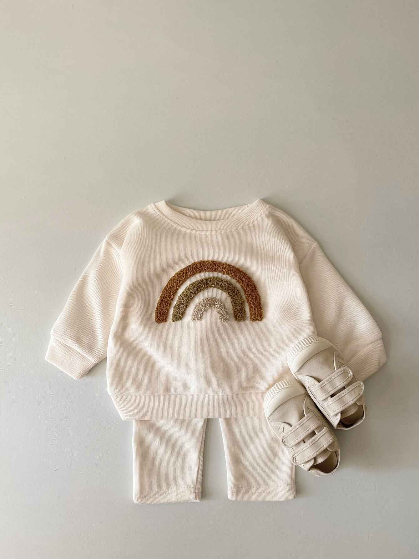 Embroidered Baby Lounge Set – “Hey Cutie” & Rainbow 2-Piece Outfit