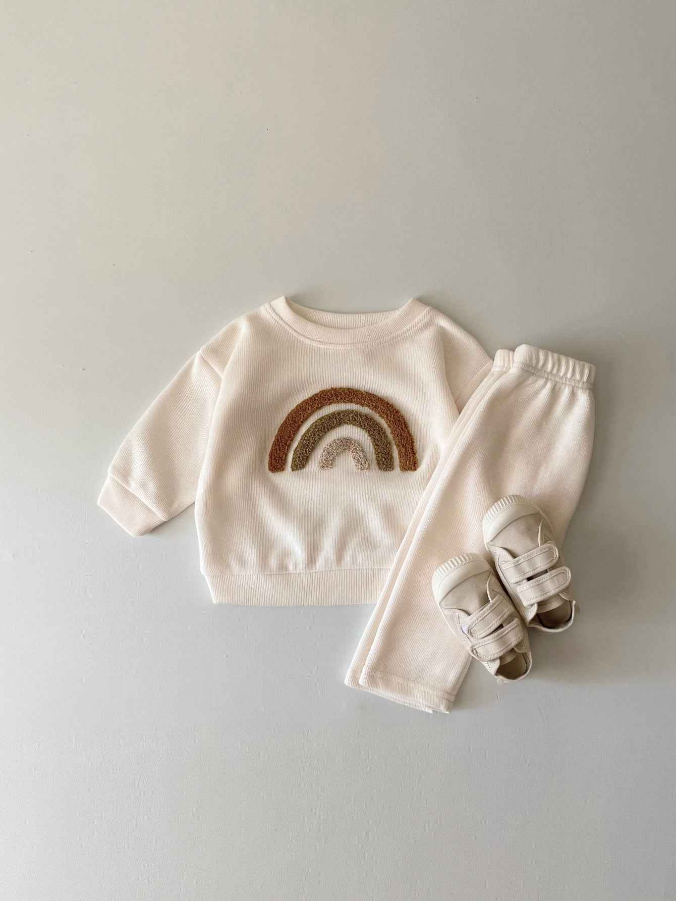 Embroidered Baby Lounge Set – “Hey Cutie” & Rainbow 2-Piece Outfit