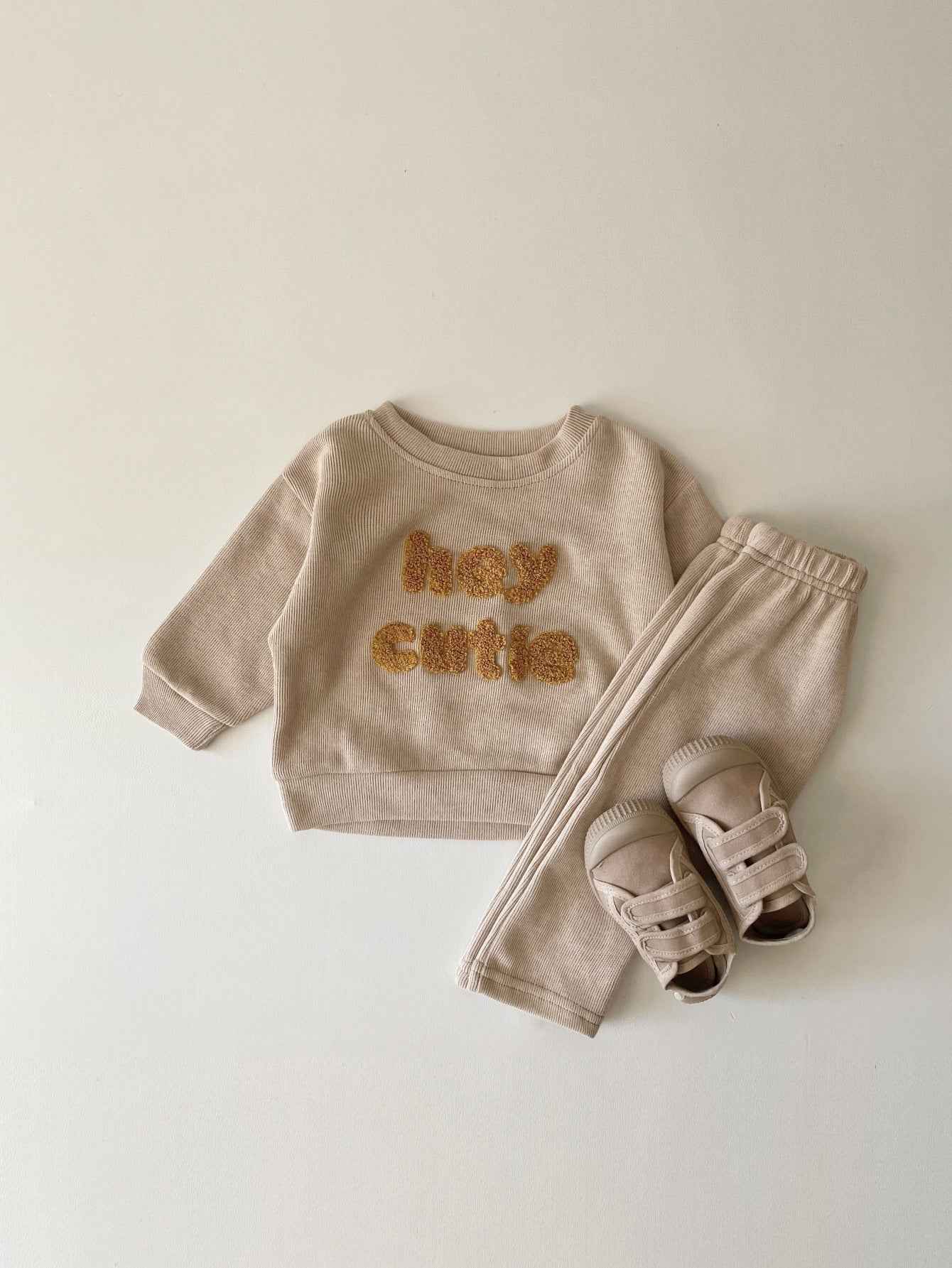 Embroidered Baby Lounge Set – “Hey Cutie” & Rainbow 2-Piece Outfit