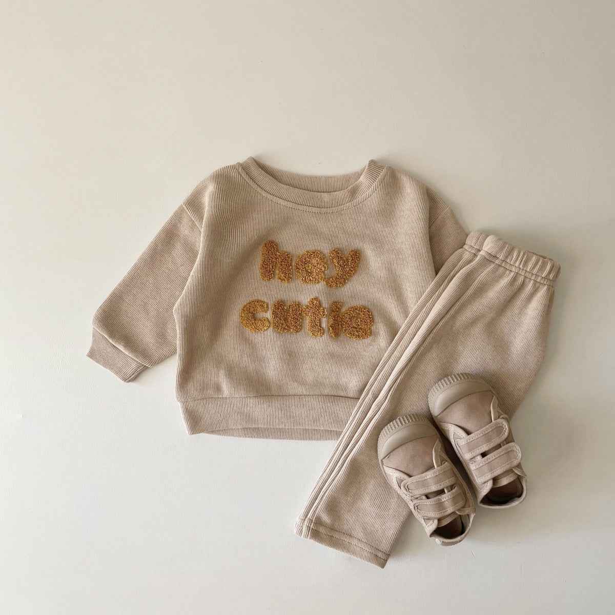 Embroidered Baby Lounge Set – “Hey Cutie” & Rainbow 2-Piece Outfit