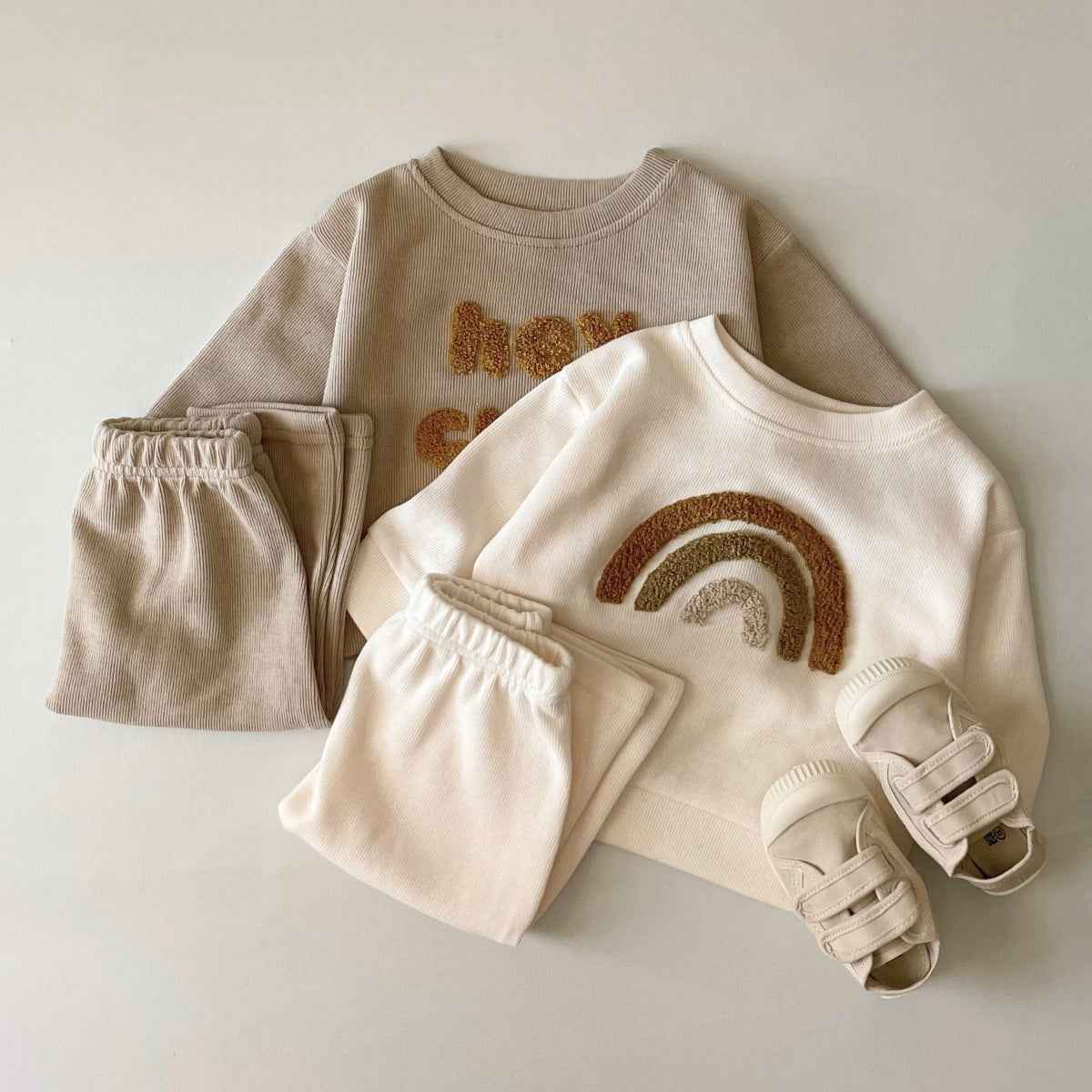Embroidered Baby Lounge Set – “Hey Cutie” & Rainbow 2-Piece Outfit